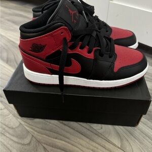 Size (4.5)Y Air Jordan 1 Mid (GS)